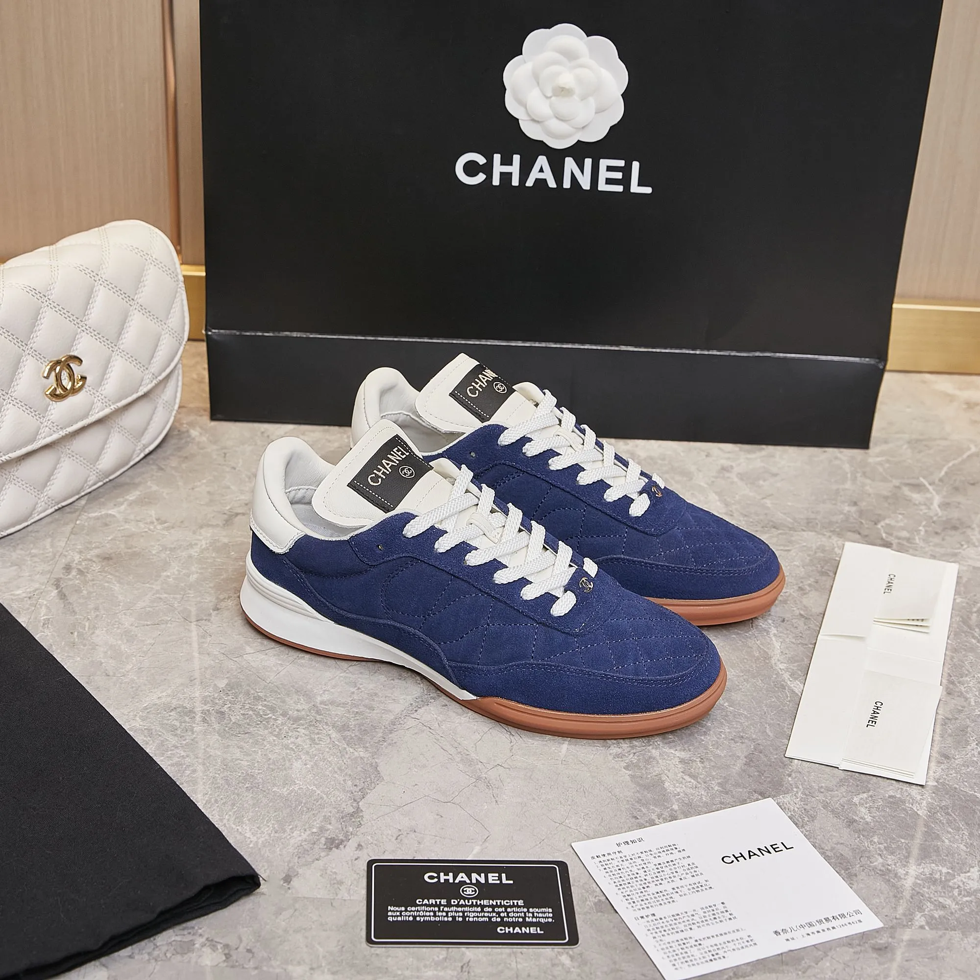 👟👟Ex-factory price 560👟👟 Chanel Chanel - 2024 counter top casual sports shoes This classic design; the upper is electro-embroidered with a variety of techniques; the outsole is fashionable and sporty; it is unusual to incorporate a variety of color matching elements... The diversified mix and match is very beautiful and versatile, casual, fashionable, sports and outdoor can be taken into account... ꫛꫀꪝ Go➫ Material: ❶Upper is made of: Original imported mixed-breed sheep ❷Inside made of: original imported breathable sheepskin ❸Outsole based on: original TPU outsole Full set of boutique packaging for women 35–41